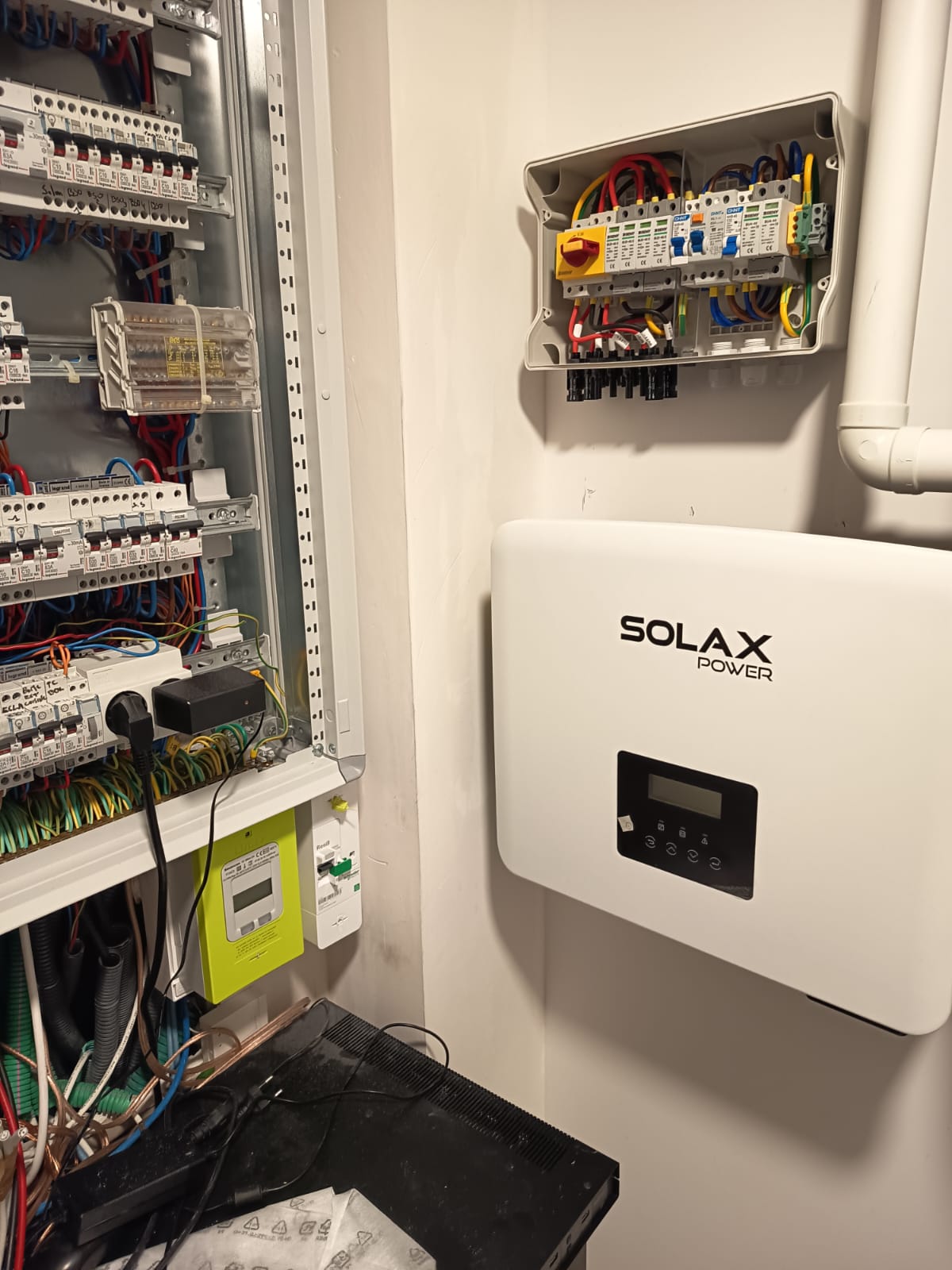 Onduleur solaire SolaX et coffret de protection AC/DC installés en intérieur