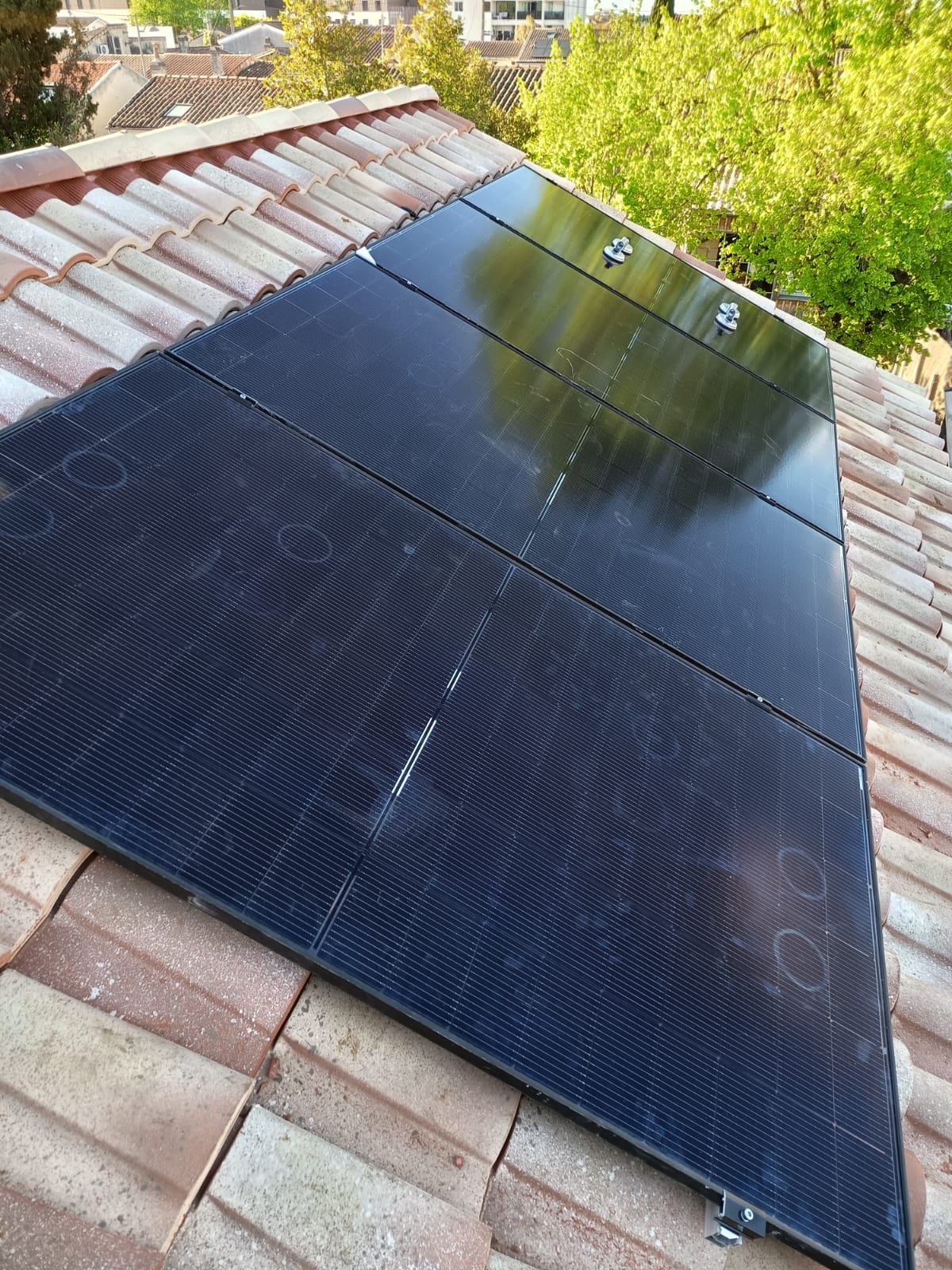 Panneaux solaires monocristallins noirs posés sur une toiture en tuiles — chantier EcoWattsPlus